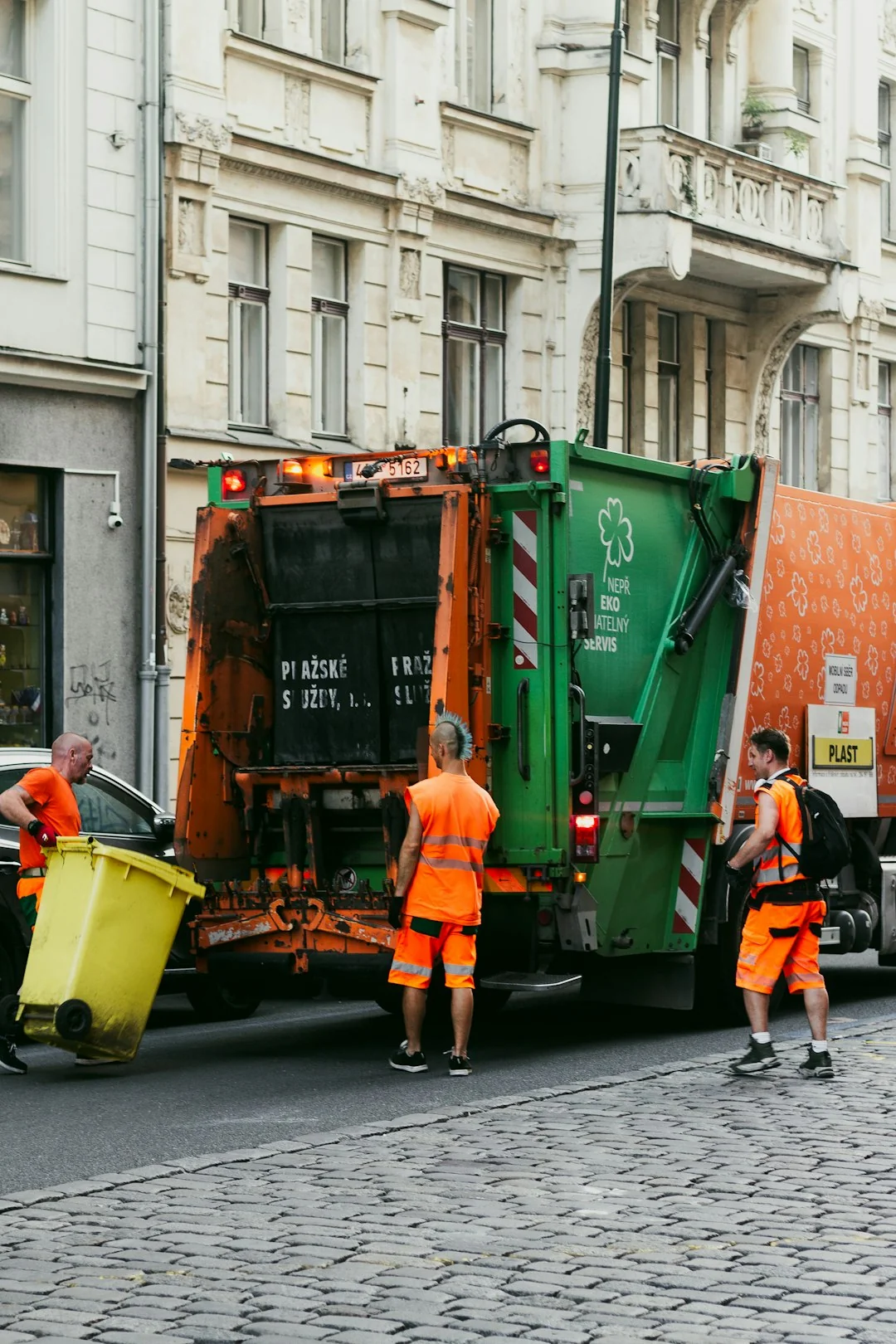 Une personne désinfecte un espace de travail par fumigation, en portant un équipement de protection complet pour sa sécurité.